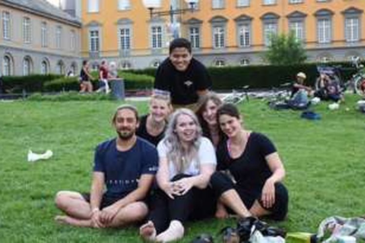 Yori (paling belakang) bersama kawan-kawannya di kampus