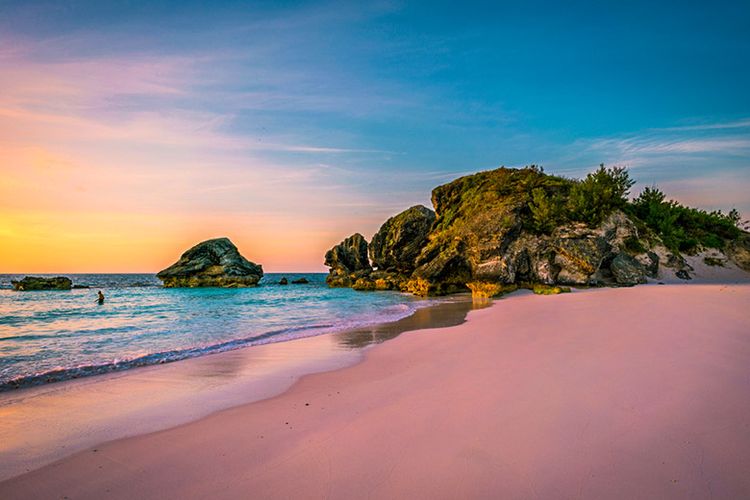 Pantai Pasir Pink di Bermuda.