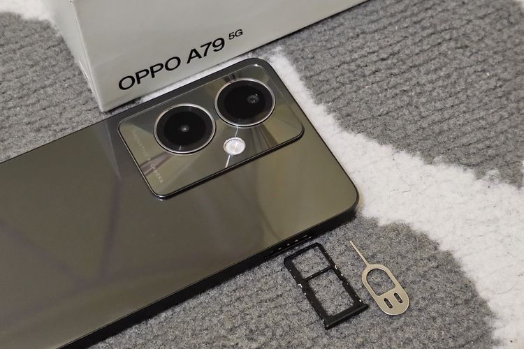 Bagian bingkai kiri Oppo A79 5G yang terdapat laci kartu SIM berjenis hybrid. Artinya, pengguna bisa memakai dua kartu SIM berjenis nano atau satu kartu SIM dan satu kartu microSD di Oppo A79 5G secara bersamaan.