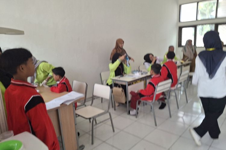 100 siswa-siswi Sekolah Rakyat tingkat SD dan SMP di Lebak, Banten, mulai masuk ke asrama pada Senin (30/9/2025).