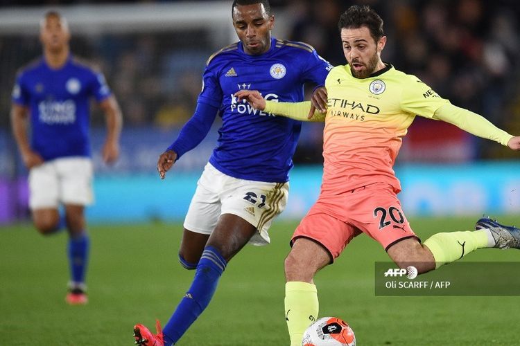 Leicester Citys Portuguese defender Ricardo Pereira (L) vies with Manchester Citys Portuguese midfielder Bernardo Silva during the English Premier League football match between Leicester City and Manchester City at King Power Stadium in Leicester, central England on February 22, 2020. (Photo by Oli SCARFF / AFP) / RESTRICTED TO EDITORIAL USE. No use with unauthorized audio, video, data, fixture lists, club/league logos or live services. Online in-match use limited to 120 images. An additional 40 images may be used in extra time. No video emulation. Social media in-match use limited to 120 images. An additional 40 images may be used in extra time. No use in betting publications, games or single club/league/player publications. / 