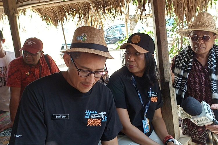 Menteri Pariwisata dan Ekonomi Kreatif (Menoarekarf) Sandiaga Salahuddin Uno saat mengunjungi penginapan Homestay yang berada di wilayah Desa Kuta, Mandalika, Lombok Tengah, Minggu (15/10/2023).