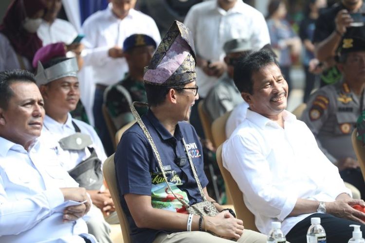 Menparekraf Sandiaga Salahuddin Uno bersama Kepala BP Batam Muhammad Rudi mengunjungi Desa Wisata Kampung Tua Bakau Serip