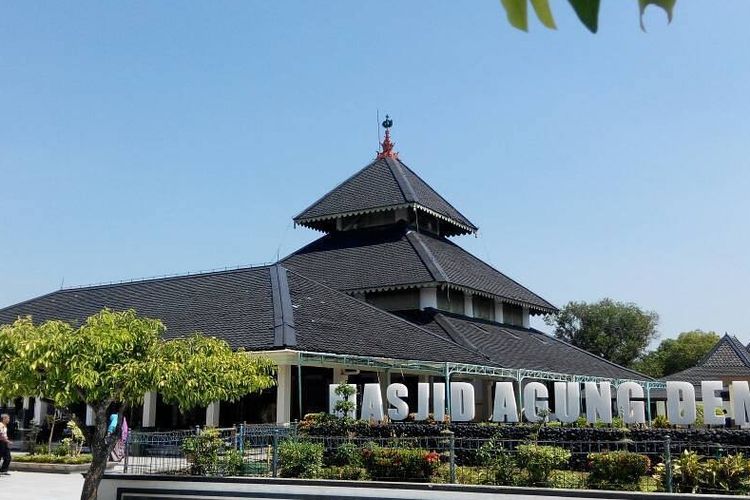 Masjid Agung Demak adalah salah satu peninggalan Kerajaan Demak. Kehidupan ekonomi Kerajaan Demak ditopang sektor agraris dan maritim. 