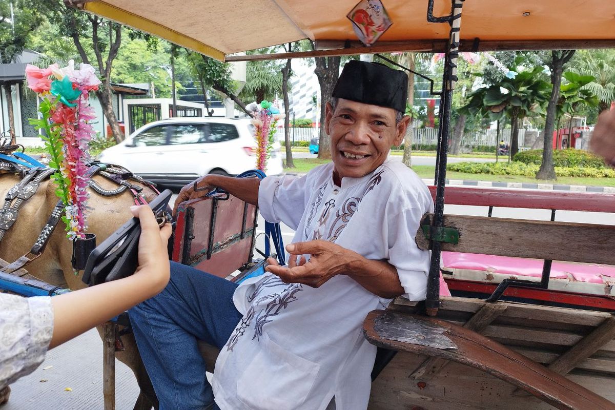 Seorang kusir delman bernama Faidul (55) saat diwawancarai di depan kawasan IRTI Monas, Jakarta Pusat, pada Sabtu (22/4/2023). (KOMPAS.com/XENA OLIVIA)