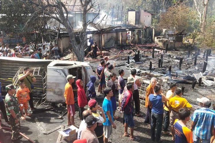 Empat rumah warga yang berada di Dusun IV, Desa Ulak Teberau, Kecamatan Lawang Wetan, Kabupaten Musi Banyuasin (Muba), Sumatera Selatan terbakar, usai ditabrak mobil pengangkut minyak ilegal pada Rabu (29/6/2022) kemarin.