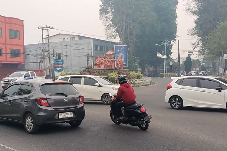 Kabut Asap Pekat, Patung Ikon Penari Sekapur Sirih di Jambi Dipasangi Masker