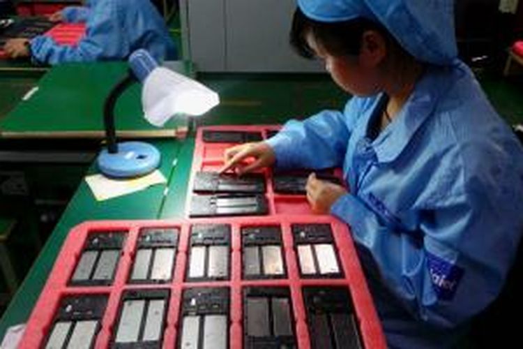 Pabrik perakitan ponsel Smartfren Andromax oleh vendor elektronik Haier di China.