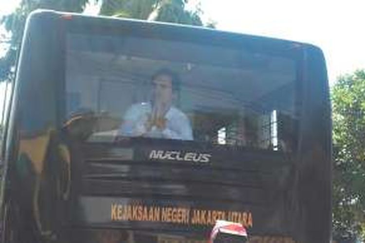 Saipul Jamil dalam bus tahanan Kejaksaan Negeri Jakarta Utara, Senin (4/4/2016).