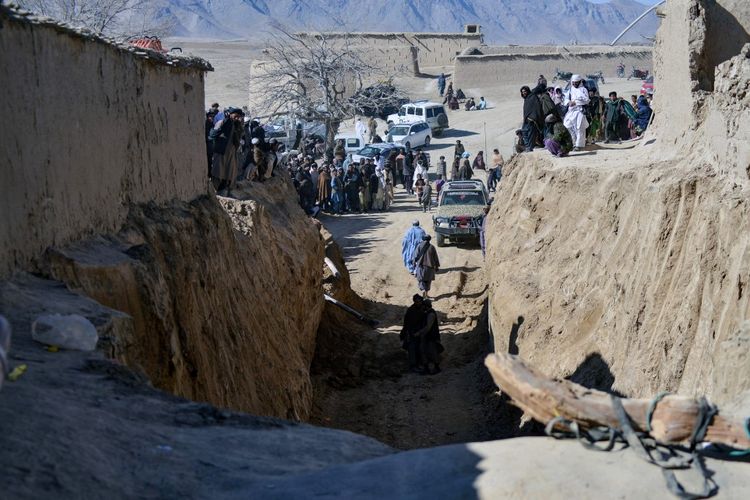 Warga Afghanistan berkumpul ketika tim penyelamat mencoba untuk mencapai dan menyelamatkan seorang anak laki-laki yang terperangkap selama dua hari di sebuah sumur di desa terpencil Afghanistan di Provinsi Zabul, sekitar 120 kilometer dari Kandahar, pada Kamis (17/2/2022).