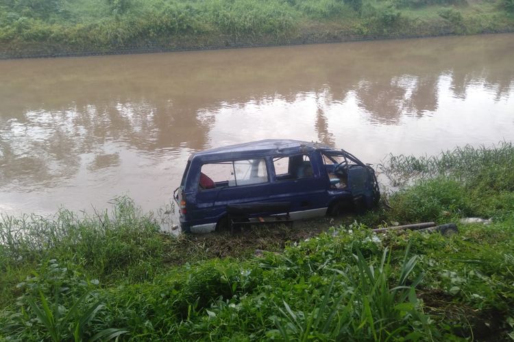 Kondisi minibus usai alami kecelakaan tunggal dan terjun ke Sungai Jatiroto, Senin (17/11/2025)