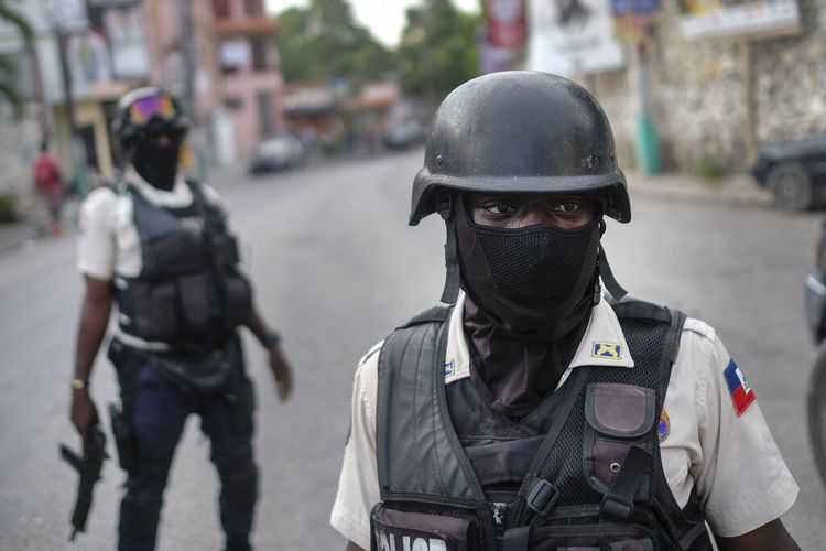 Petugas polisi berpatroli di persimpangan di lingkungan Petion-Ville di Port-au-Prince, Haiti, Jumat, 10 Oktober 2018. 22, 2021.