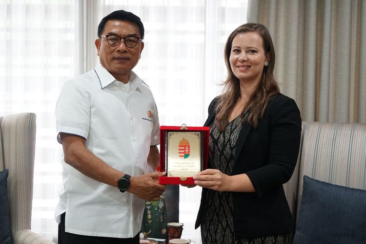 Pertemuan antara Kepala Staf Kepresidenan, Moeldoko dengan Duta Besar Hungaria untuk Indonesia, Lilla Karsay di Kantor Star Kepresidenan, Jakarta Pusat, Senin (7/8/2023).