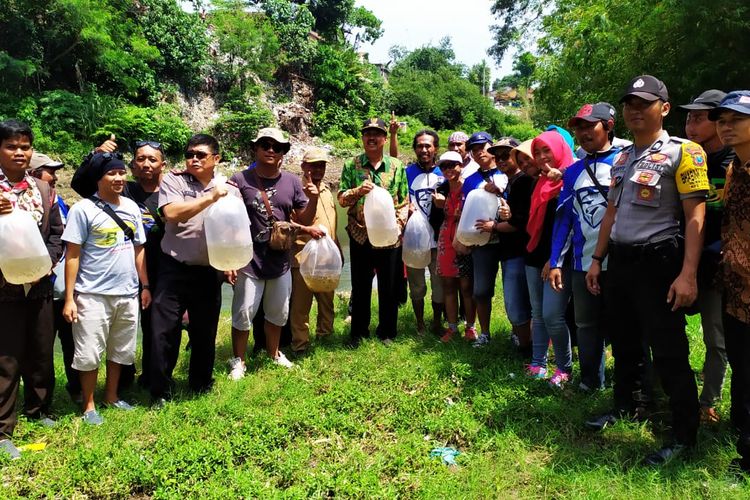 Foto Dokumentasi Masdar Kegiatan penebaran 35 ribu ikan oleh sejumlah relawan di Kabupaten Jember 