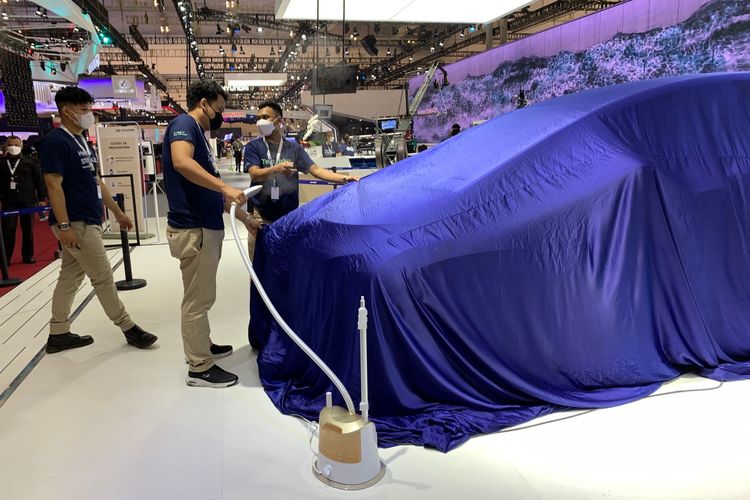 Para pekerja di booth Hyundai di GIIAS 2022 sedang merapikan selubung kain yang menutupi Stargazer.