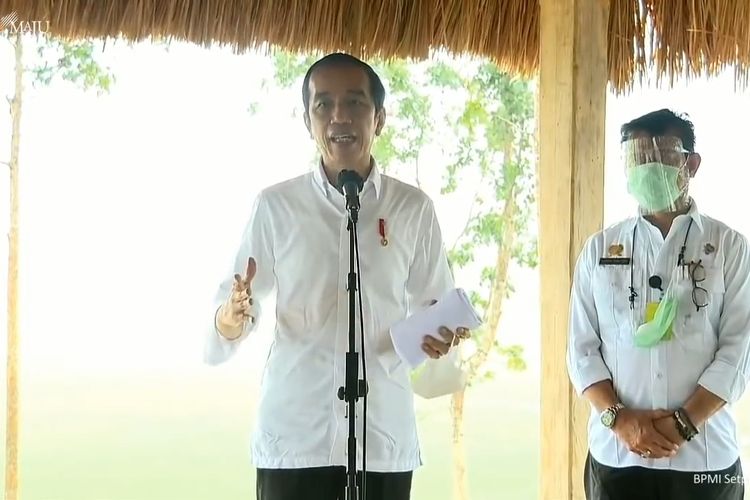 Foto tangkapan layar Presiden Joko Widodo meninjau lumbung pangan di Kabupaten Sumba Tengah, Nusa Tenggara Timur (NTT), Selasa (23/2/2021).