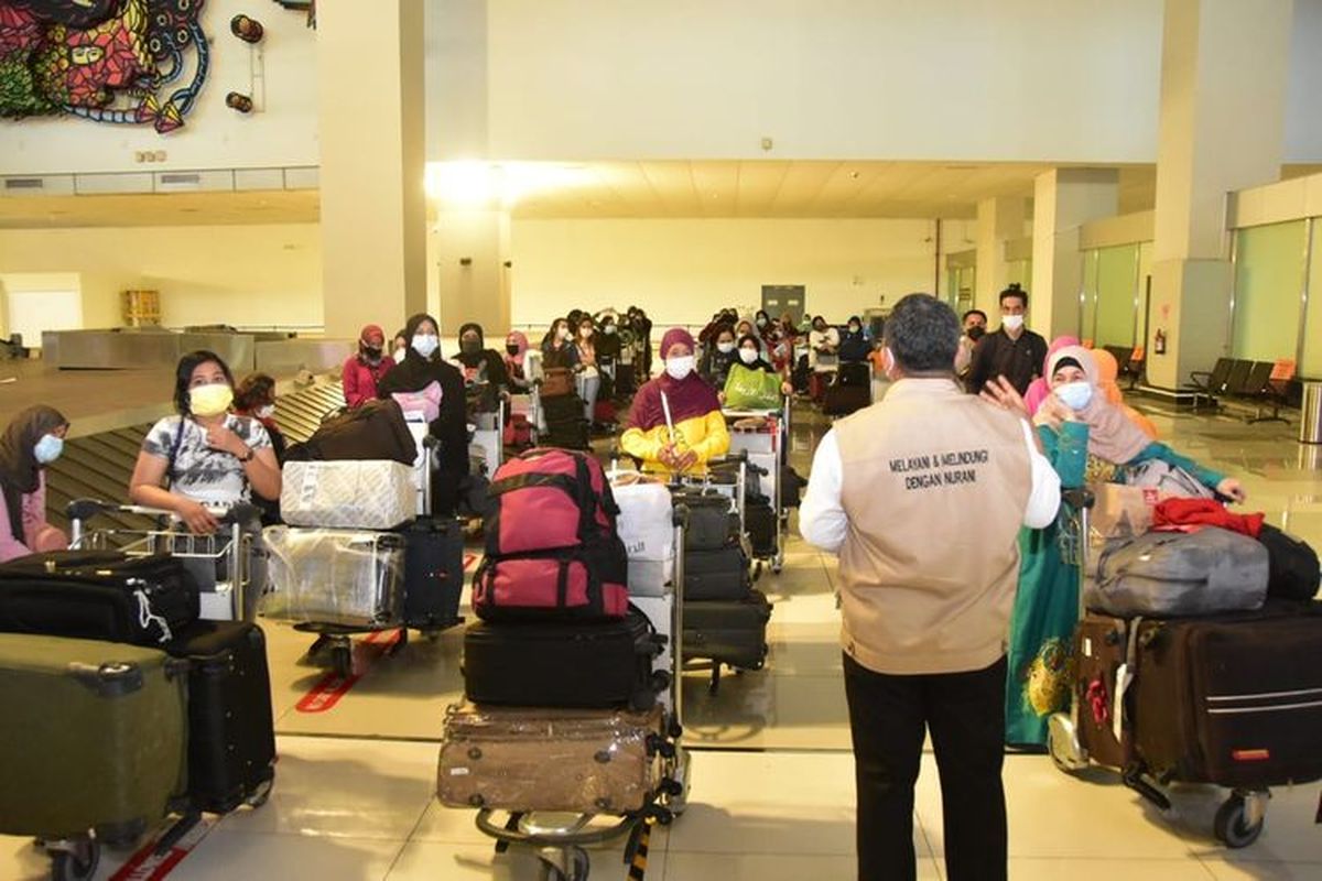 Para pekerja migran Indonesia (PMI) yang tiba di Bandara Soekarno-Hatta, Kota Tangerang, Minggu (9/5/2021).
