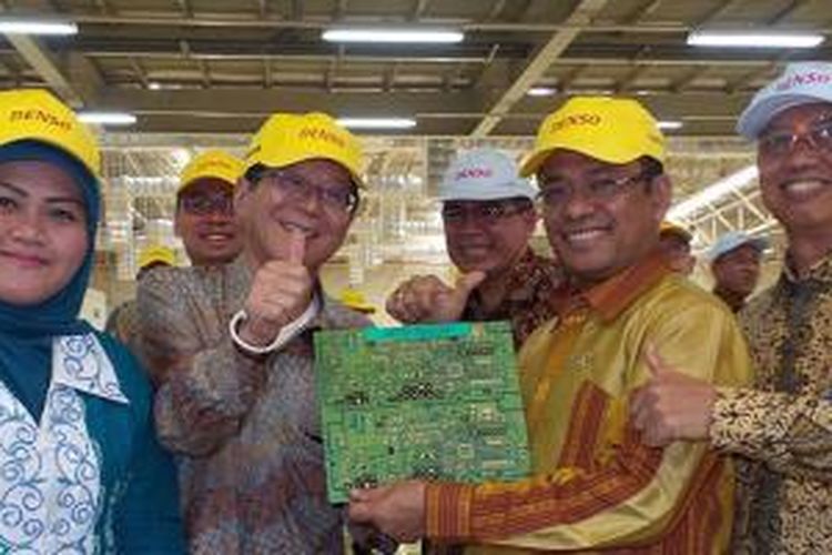 Saleh Husin (dua dari kanan) bersama para petinggi Denso dan Toyota, saat peresmian pabrik ketiga Denso Indonesia, Jumat (10/4/2015).