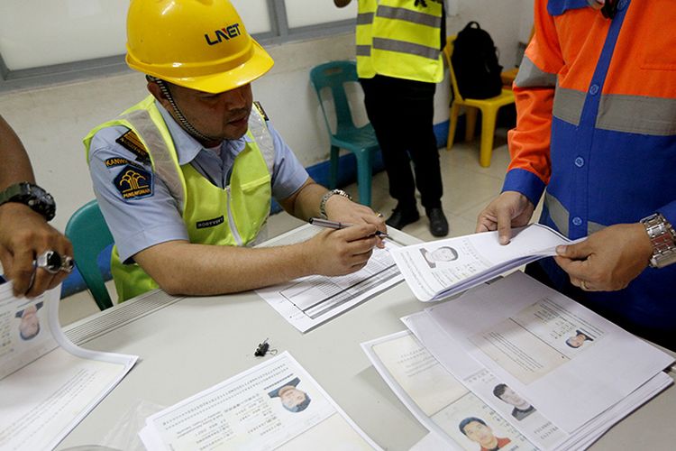 petugas imigrasi sedang melakukan pemeriksaan dokumen visa dan izin tinggal 16 orang WNA yang berkerja di PT PT Lafarge Holcim Indonesia, Lhoknga Aceh Besar, Rabu (27/02/2019).