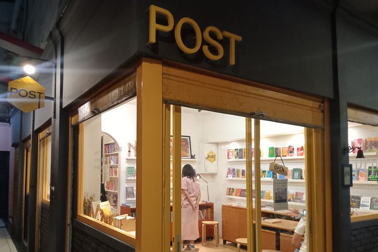 Tampilan luar toko buku Post Bookshop yang berlokasi di Pasar Santa, Jakarta Selatan, Jumat (16/2/2024).