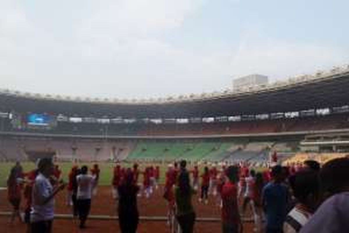 Masyarakat menikmati Stadion Utama Gelora Bung Karno, Senayan, Jakarta, pada Minggu (5/6/2016) pagi, sebelum mengalami perombakan besar guna menyambut ajang Asian Games 2018.