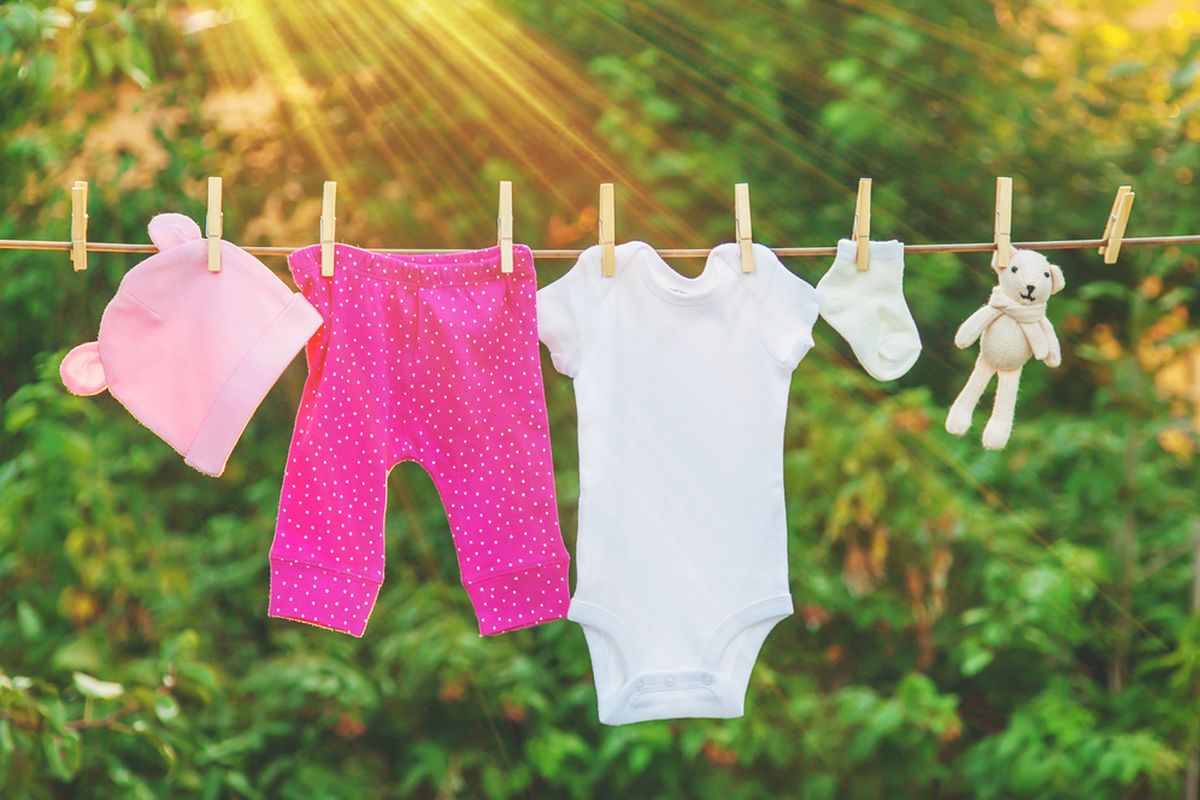 Ilustrasi mencuci pakaian bayi.