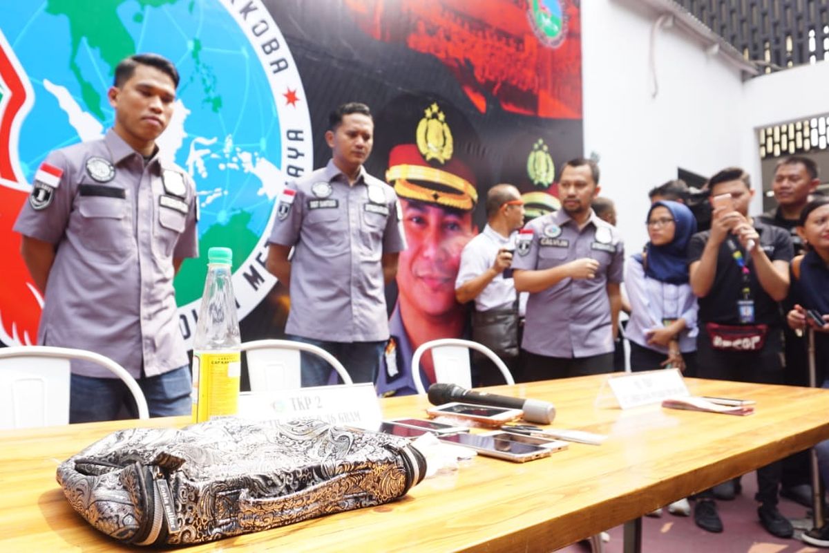 Polisi menunjukkan barang bukti kasus narkoba yang menjerat Tri Retno Prayudati atau Nunung di Polda Metro Jaya, Senin (22/7/2019).