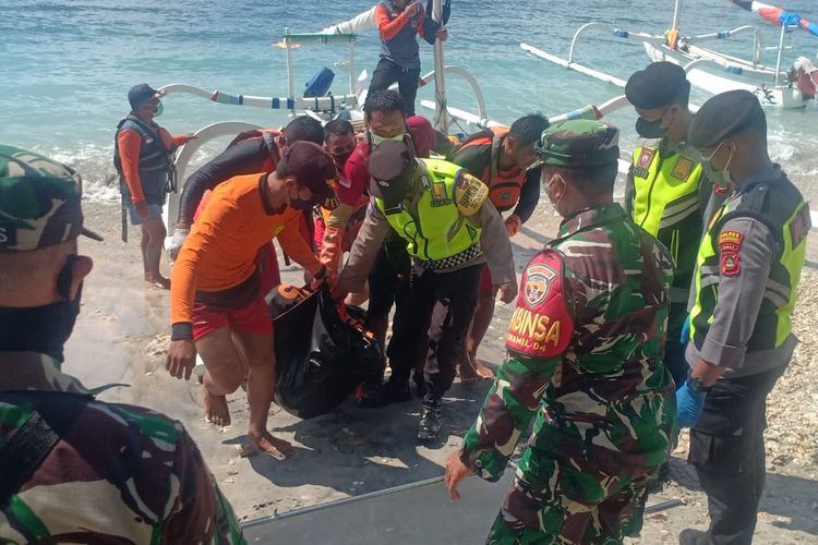 Petugas gabungan berhasil mengevakuasi jenasah ke pinggir pantai Banjar Karang Sari, Desa Suana, Nusa Penida, Klungkung, Bali pada Senin (9/5/2022). /Dok. Humas Basarnas Bali