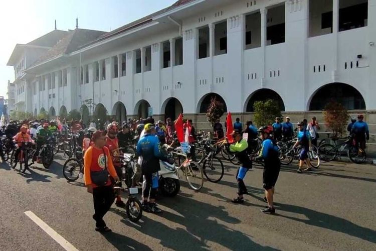 Sebagian pesepeda kumpul di kawasan Kota Tua gedung B-A-T 1924 Kota Cirebon, Minggu (5/6/2022). Mereka bersama-sama memperingati Hati Sepeda dan Lingkungan Hidup Internasional