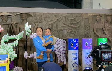 Selebritas Nagita Slavina dan anak keduanya, Rayyanza alias Cipung hadir menyapa penggemar di mal Sarinah, Thamrin, Jakarta Pusat, Jumat (26/5/2023). 