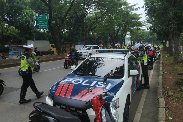 Petugas sedang menjaring pengendara pada Operasi Zebra 2018 di Jalan Letnan Sutopo, Tangerang Selatan, Rabu (1/11/2018).