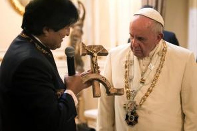 Presiden Bolivia Evo Morales memberikan cindera mata berupa kombinasi antara salib dan lambang komunisme, palu arit, untuk Paus Fransiskus saat berkunjung ke negeri itu pada Rabu (8/7/2015).