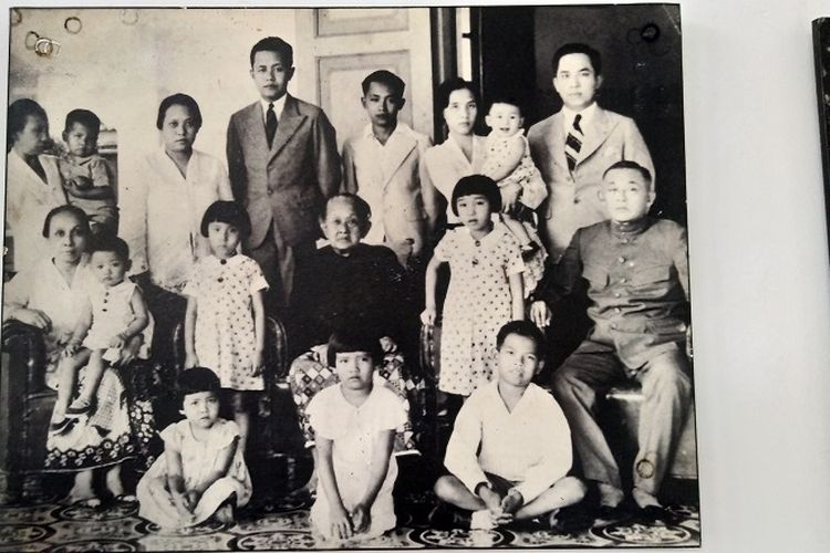 Salah satu foto keluarga Martha Tilaar yang terpajang di Rumah Martha Tilaar, Gombong, Kebumen, Jawa Tengah. Semua koleksi Museum Rumah Martha Tilaar merupakan replika kecuali meja altar.