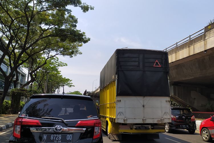 Ruas Jalan Kalibanteng Semarang, Jawa Tengah. Minggu (8/5/2022)