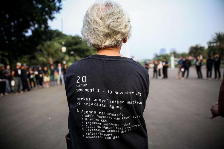 Aktivis mengikuti aksi kamisan ke-588 yang digelar oleh Jaringan Solidaritas Korban untuk Keadilan di depan Istana Merdeka, Jakarta Pusat, Kamis (13/6/2019). Mereka menuntut penyelesaian kasus-kasus pelanggaran hak asasi manusia (HAM) berat yang hingga kini belum ditangani.