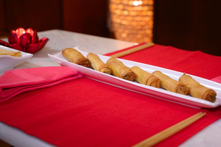 Spring rolls yang berisi daging dan sayuran juga merupakan menu khas Imlek yang melambangkan kemakmuran.