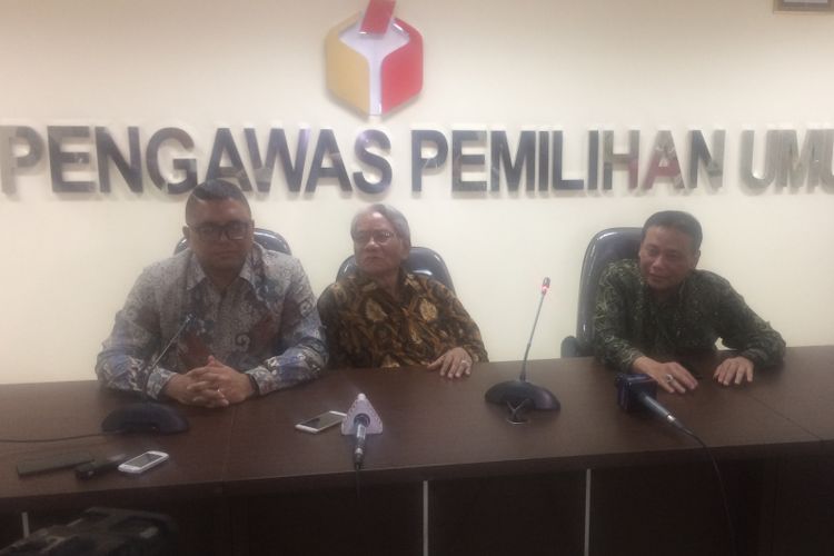 Konferensi Pers saat anggota Bawaslu, Fritz Edwar Siregar, bertugas di Dewan Kehormatan Penyelenggara Pemilu di gedung Bawaslu, Jakarta, Senin (25/6/2018). 