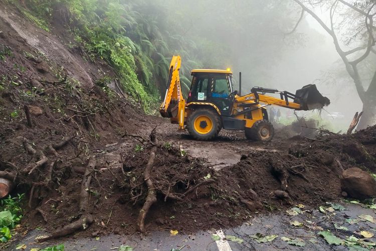 Hujan deras menyebabkan jalan menuju kawah ijen bondowoso longsor pada Jumat (15/3/2024)