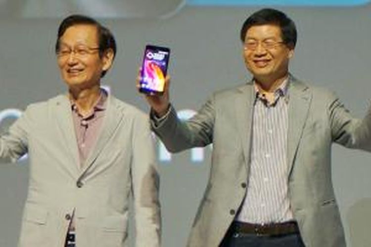 Dua petinggi ASUS memamerkan tiga smartphone Zenphone terbaru di acara peluncuran di Jakarta, Selasa (15/4/2014).