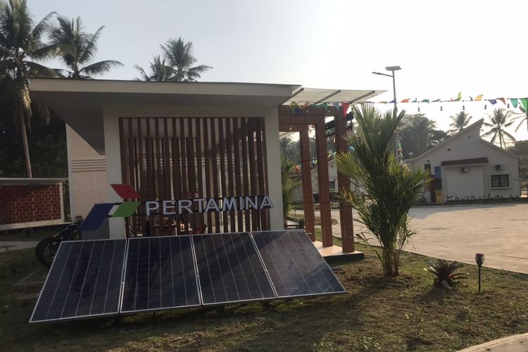 Instalasi panel surya di kawasan Balai Perekonomian Desa (Balkondes) Wringinputih, Kecamatan Borobudur, Magelang, Jawa Tengah pada Selasa (25/8/2023) sore. Panel surya tersebut menghasilkan dan mengalirkan listrik untuk kebutuhan lampu penerangan di kawasan.