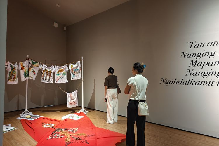 Potret pengunjung di Pameran NYALA: 200 Tahun Perang Diponegoro, Galeri Nasional Indonesia, Jakarta Pusat, Selasa (9/9/2025). 