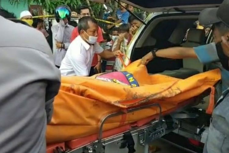 Jasad SA (25) dievakuasi petugas kepolisian setelah ditemukan terkubur di depan rumahnya di Desa Karya Indah, Kecamatan Tapung, Kabupaten Kampar, Riau, Selasa (8/6/2021).