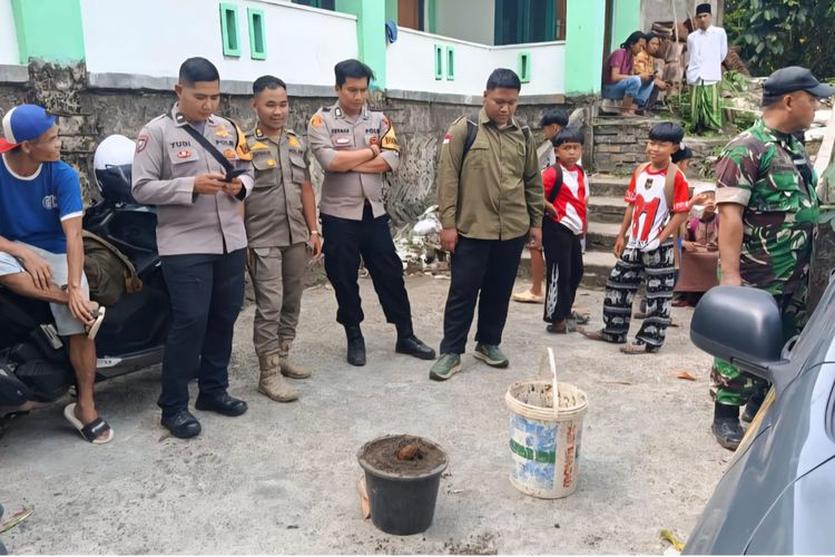 Lagi Gali Tanah Untuk TPT, Warga Cigombong Bogor Temukan Dua Mortir