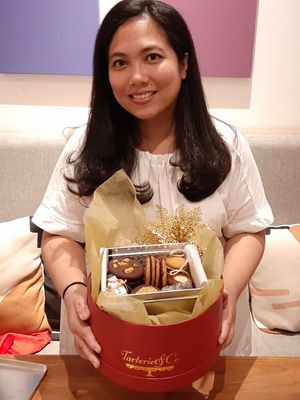 Aneka kue kering bernama Holiday Cookie Box di tangan pemilik Tarterie & Co, Eva Siagian.