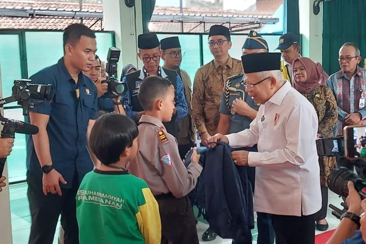 Wakil Presiden Ma'ruf Amin memberikan bantuan tas kepada sejumlah siswa di Kantor Kecamatan Prambanan, Kabupaten Sleman.