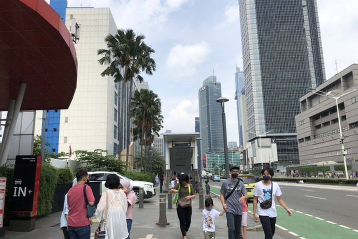 Suasana di Gerbang Stasiun MRT Bundaran HI, Rabu (4/5/2022). Sejumlah warga nampak keluar dari stasiun untuk menikmati wikayah Jakarta yang lengang di sekitar Jalan Sudirman-Thamrin atau mengunjungi kawasan Sarinah. 