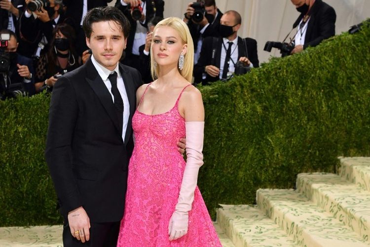 Pasangan model Brooklyn Beckham dan aktris Nicola Peltz menghadiri Met Gala di New York City, pada 13 September 2021. 