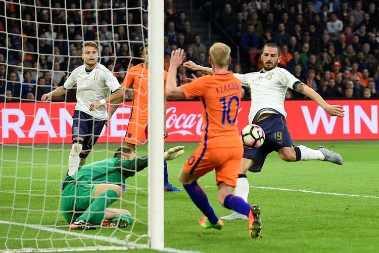 Pemain timnas Italia, Leonardo Bonucci (kanan), melepaskan tendangan untuk mencetak gol ke gawang Belanda dalam pertandingan persahabatan di Arena Stadium, Amsterdam, Selasa (28/3/2017).
