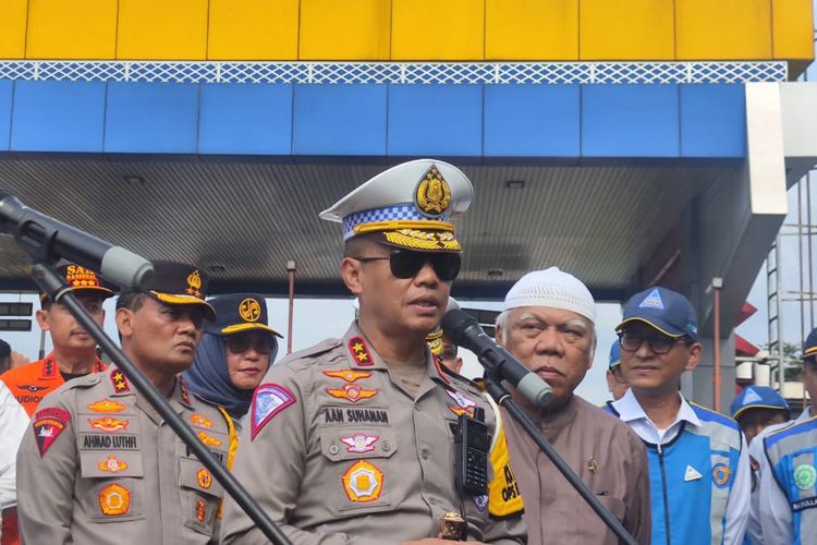 Kepala Korps Lalu Lintas (Kakorlantas) Polri Irjen Aan Suhanan di Gerbang Tol Kalikangkung, Jawa Tengah, Sabtu (13/4/2024).