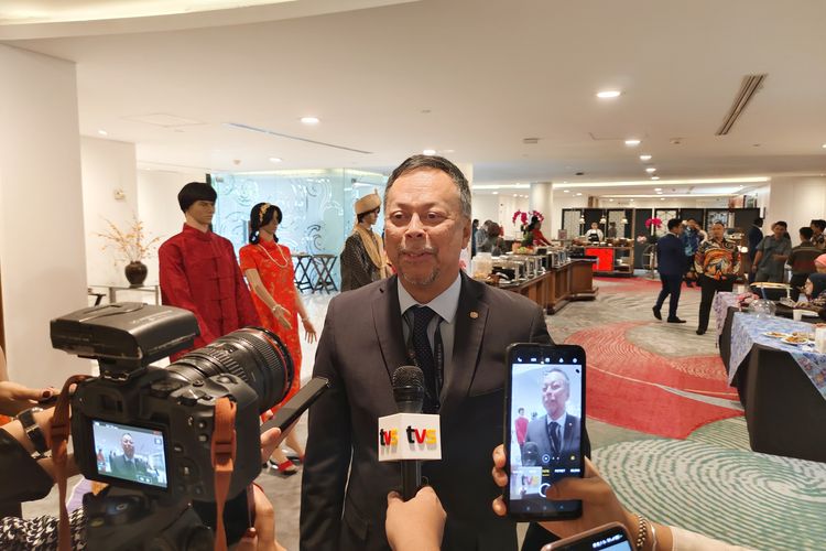 Ambassador of Malaysia to the Republic of Indonesia, HE Dato' Syed Mohamad Hasrin Tengku Hudson when met by media crew at the Le Meridian Hotel, South Jakarta, Monday (25/11/2024). 